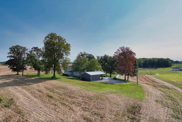 view of yard featuring a rural view