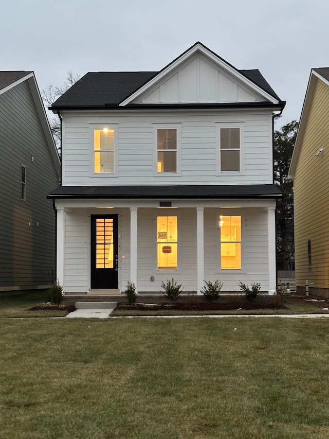 view of front facade featuring a front lawn