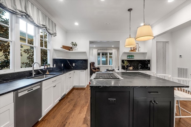 kitchen featuring decorative backsplash, sink, a kitchen island, and stainless steel appliances