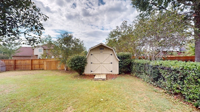 view of yard featuring a storage shed