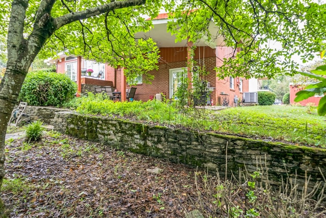 view of yard featuring central AC unit