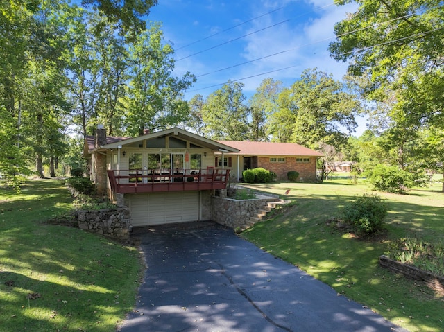 view of front of property featuring a front lawn and a garage