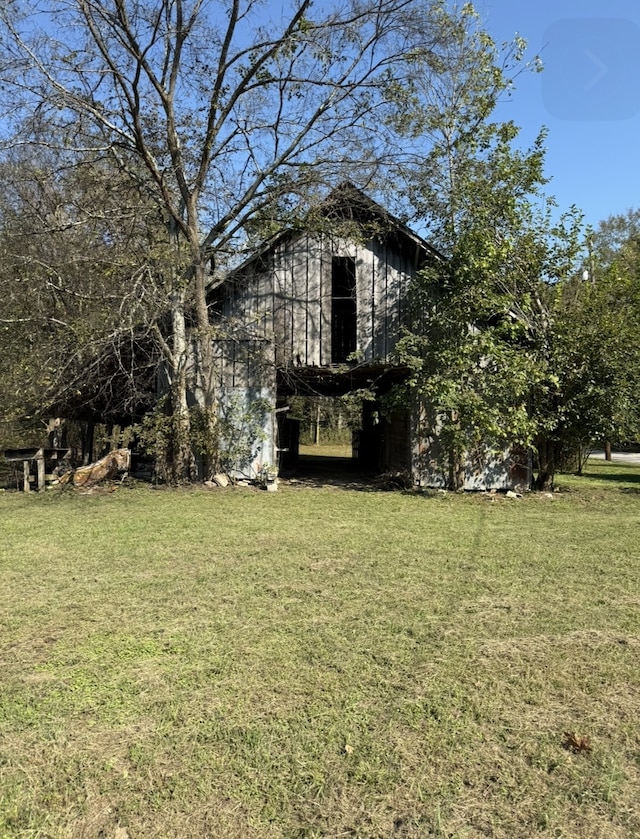 view of yard with an outdoor structure