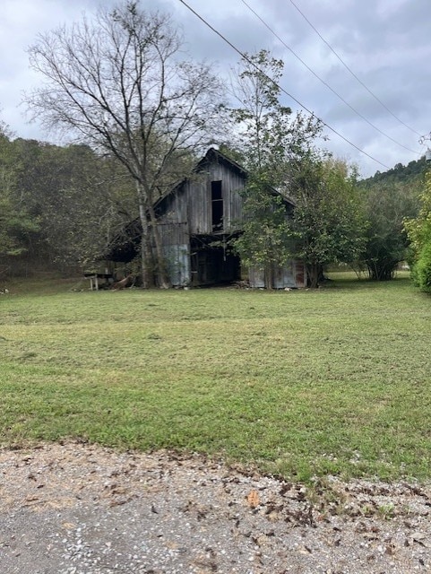 view of yard featuring an outbuilding