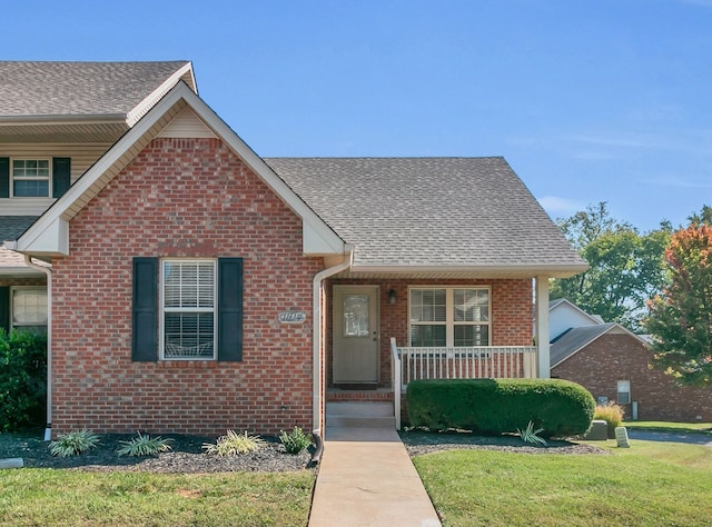 view of front facade featuring a porch and a front lawn