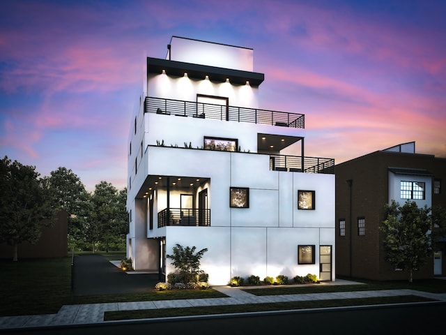 view of front facade with stucco siding