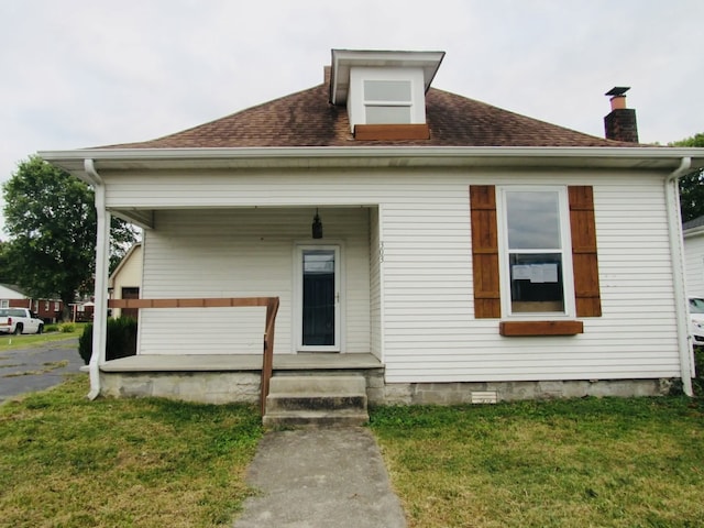 view of front facade with a front lawn