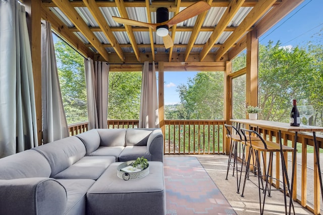 sunroom with ceiling fan