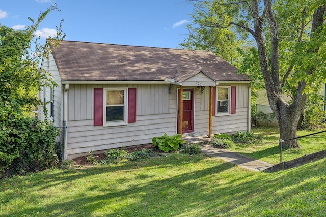 bungalow-style house featuring a front lawn