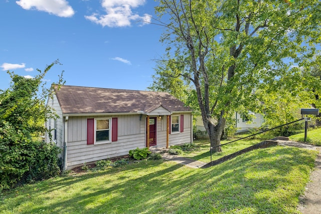 view of front of house with a front lawn