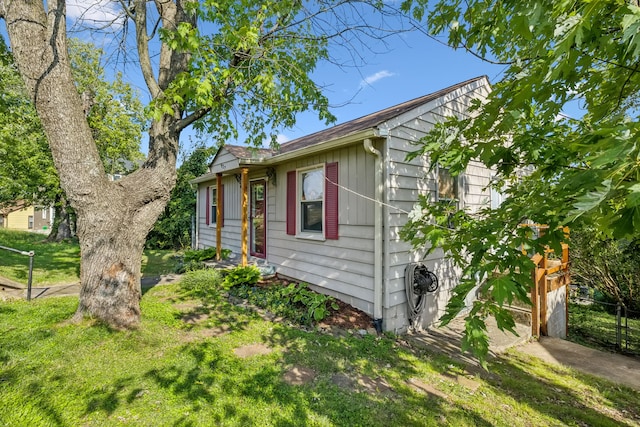 view of front of home with a front lawn