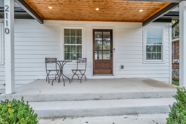 property entrance featuring a porch