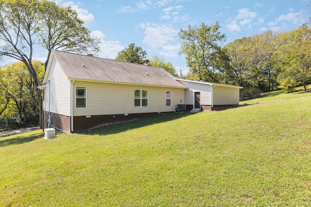 back of house featuring a yard