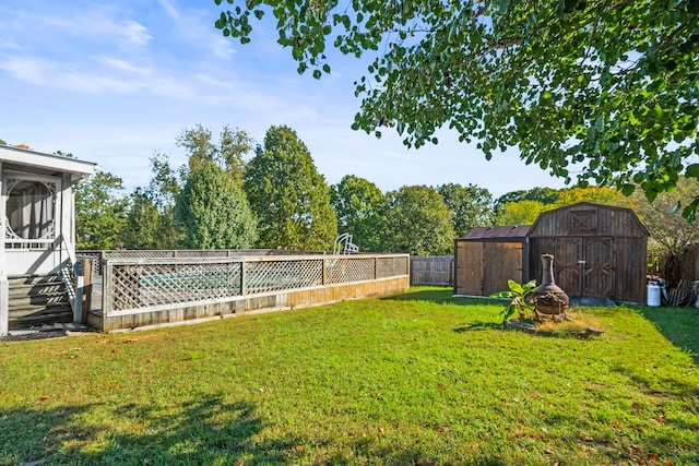 view of yard featuring a shed