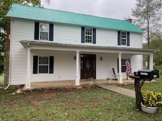 view of front of house featuring a front lawn and covered porch