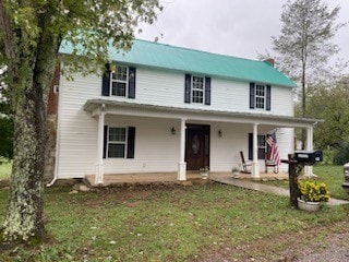 view of front of property featuring a front lawn