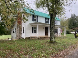 view of front of property with a front yard