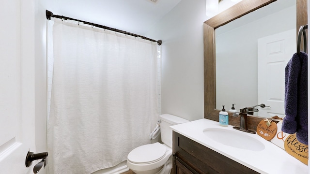 bathroom with a shower with curtain, vanity, and toilet