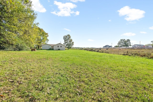 view of yard featuring a rural view