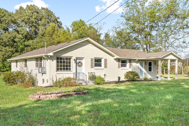 ranch-style home featuring a front lawn