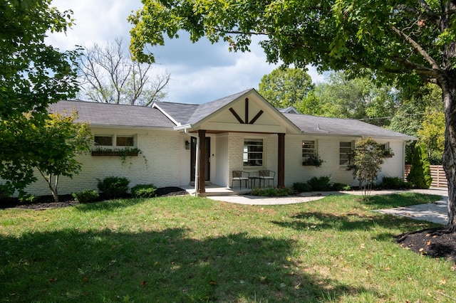 single story home featuring a front lawn