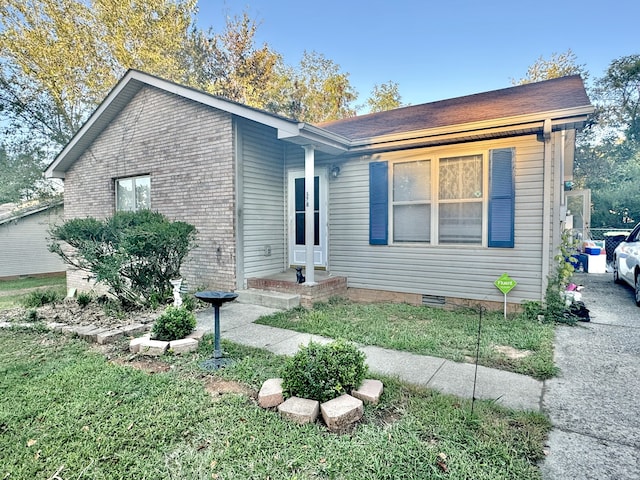 view of front facade featuring a front lawn