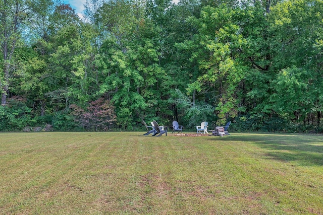 view of yard featuring a fire pit