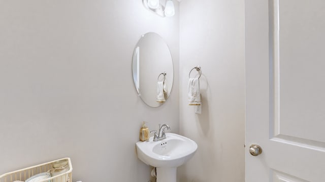 bathroom featuring sink