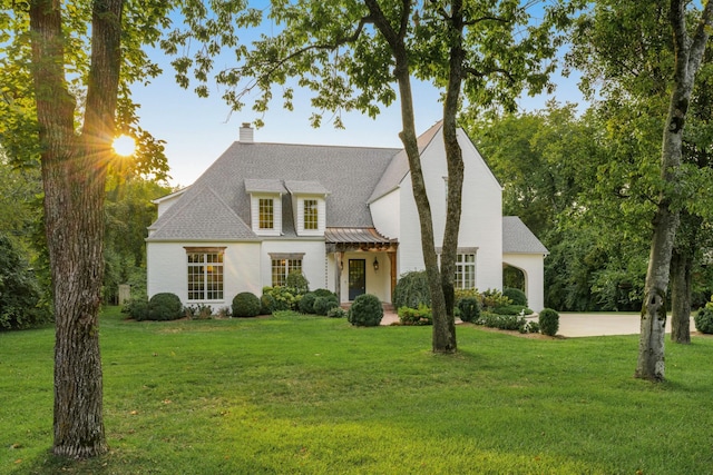 view of front facade featuring a front lawn