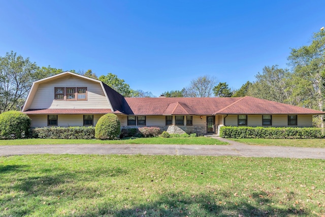 view of front of property with a front lawn