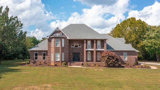 view of front facade featuring a front yard