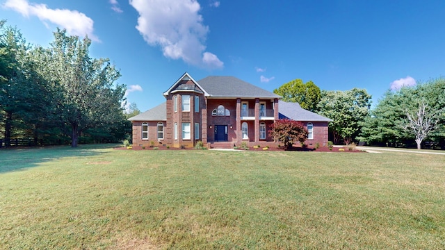 view of front of property featuring a front lawn