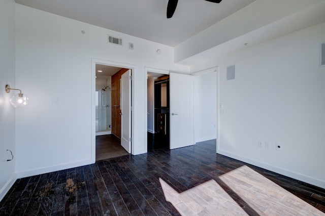 unfurnished room with dark wood-type flooring and ceiling fan