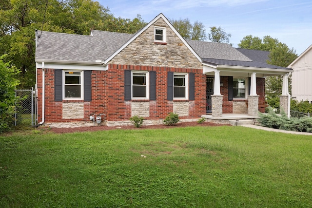 view of front facade featuring a front lawn