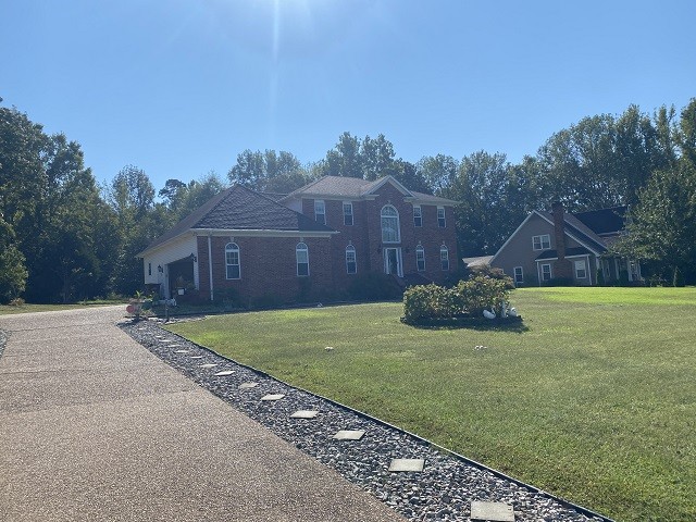 view of front facade featuring a front lawn