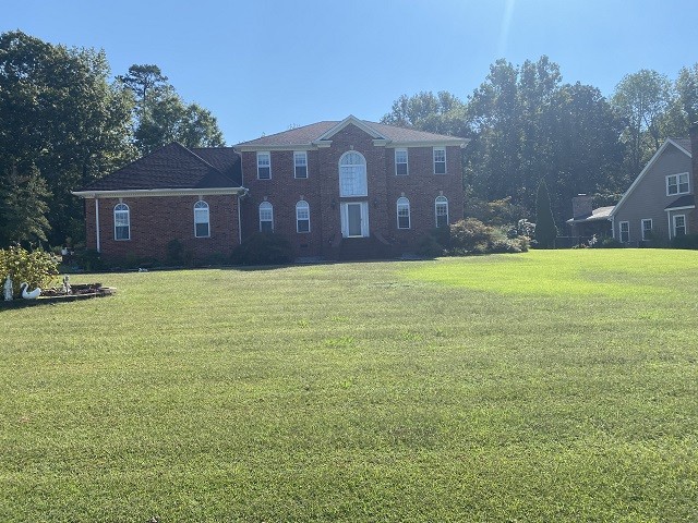 view of front of house with a front lawn