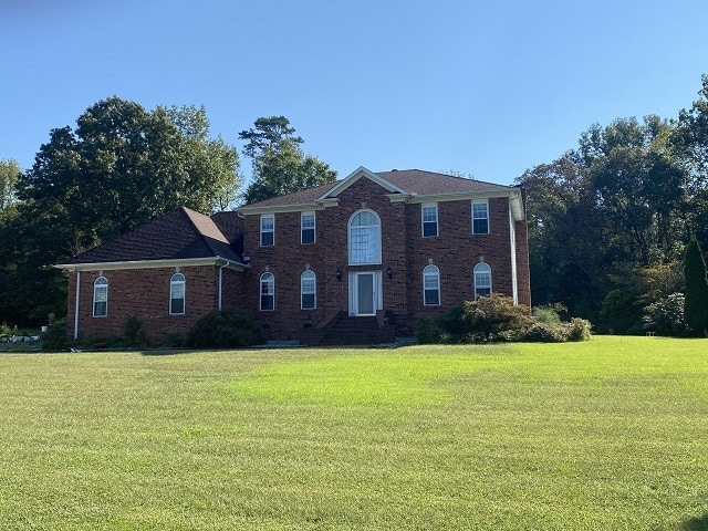 view of front of house with a front yard