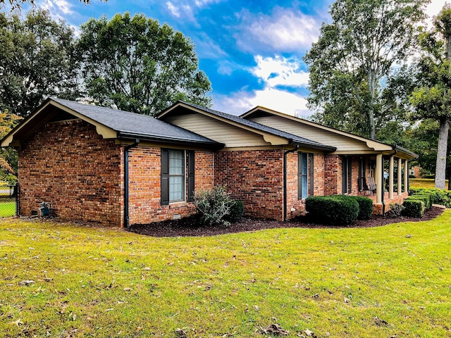 view of front of house featuring a front yard