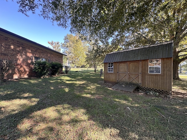 view of yard featuring a storage unit