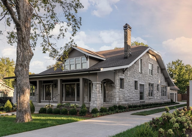 view of front of home featuring a front lawn and covered porch