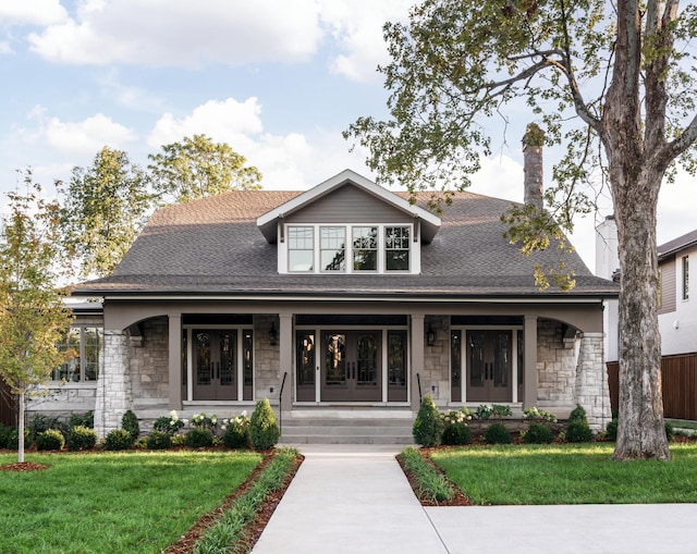 view of front facade featuring a front yard and covered porch