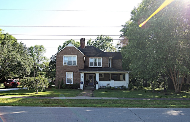 view of front of property featuring a front lawn