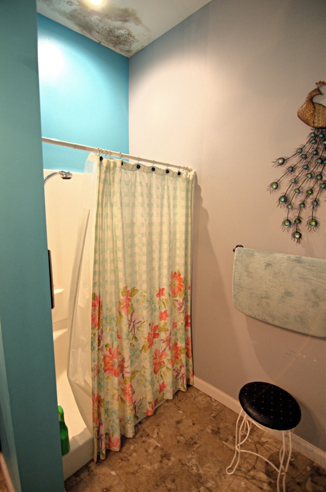 bathroom featuring shower / tub combo