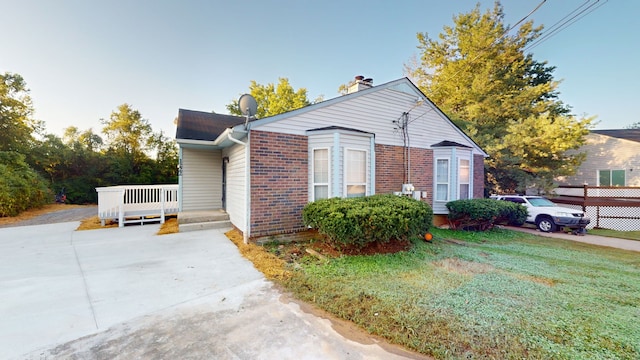 view of front of home featuring a front lawn