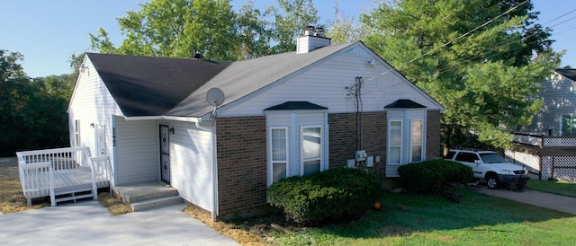 view of front facade with a front yard