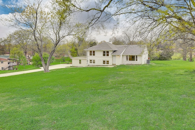 view of front of home featuring a front yard