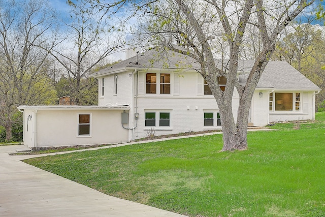 view of front facade with a front yard