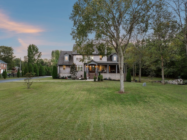 view of front of house featuring a lawn