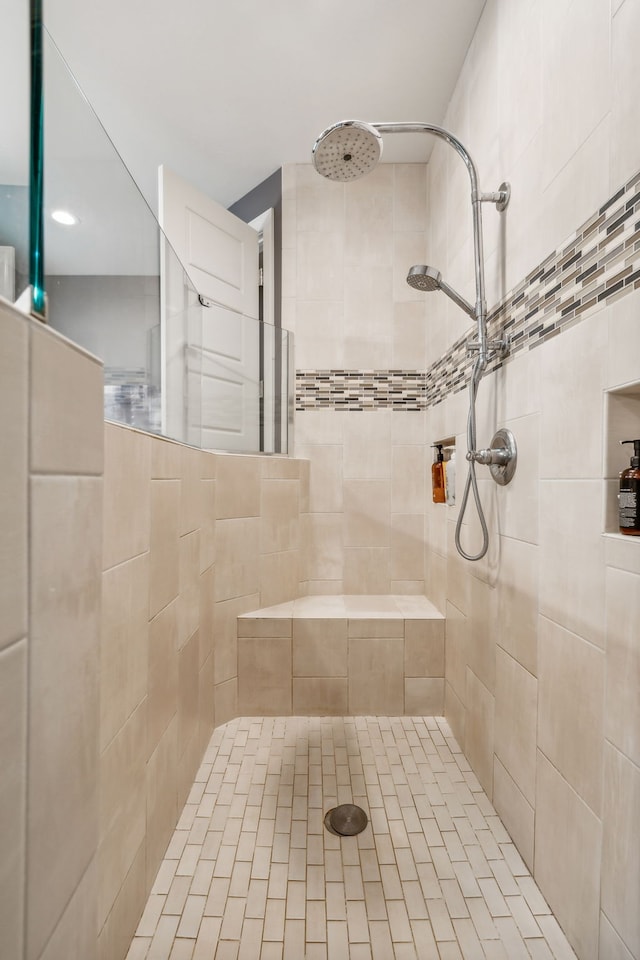 bathroom featuring tiled shower