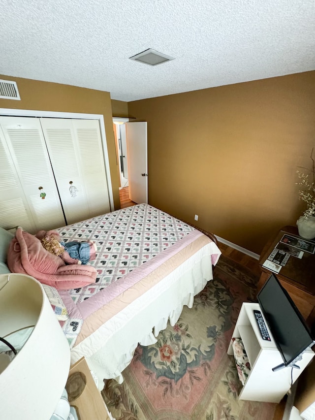 bedroom featuring a closet and a textured ceiling